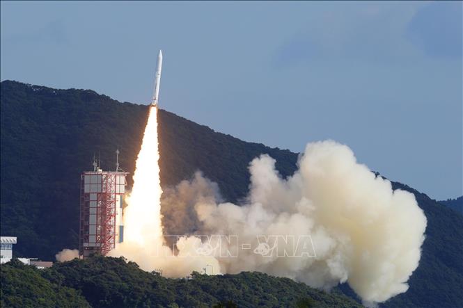  Tên lửa Epsilon-5 mang theo vệ tinh NanoDragon của Việt Nam và 8 vệ tinh khác của Nhật Bản rời bệ phóng tại Trung tâm Vũ trụ Uchinoura ở tỉnh Kagoshima, Tây Nam Nhật Bản ngày 9-11-2021. Ảnh: Kyodo/TTXVN