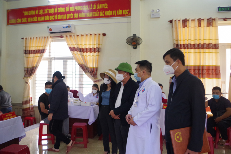Đồng chí Bí thư Thành ủy Trần Phong kiểm tra công tác tiêm vắc-xin phòng Covid-19 tại điểm tiêm tập trung trụ sở Hội Xã hội-Nghề nghiệp thành phố.