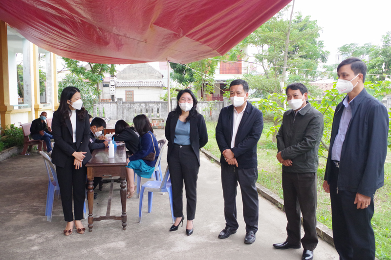 Đồng chí Bí thư Thành ủy Trần Phong kiểm tra công tác tiêm vắc-xin phòng Covid-19 tại Trạm Y tế phường Hải Thành.