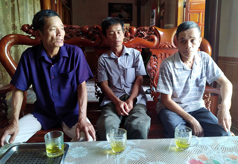 Các nạn nhân bị án oan, ngồi giữa là ông Hoàng Trọng Lưu, ngoài cùng là ông Đinh Xuân Kỳ.