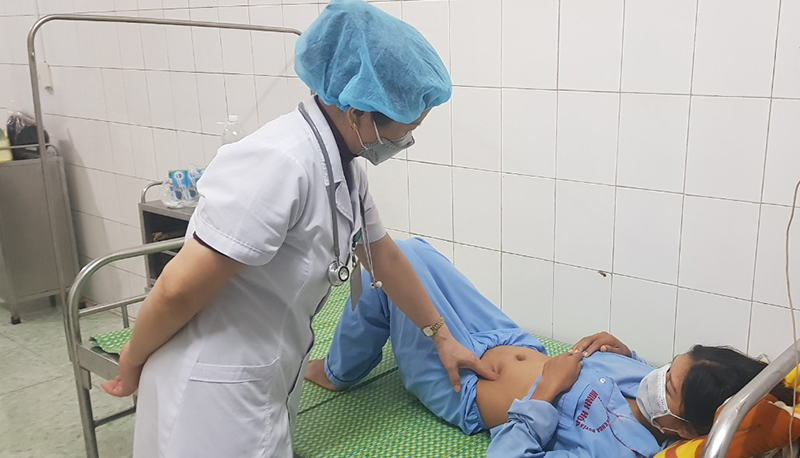 Chị Hồ Thị Xiên, người Khùa ở bản Ốc, xã Dân Hóa đang nằm điều trị bằng thẻ BHYT tại Bệnh viện đa khoa Minh Hóa.