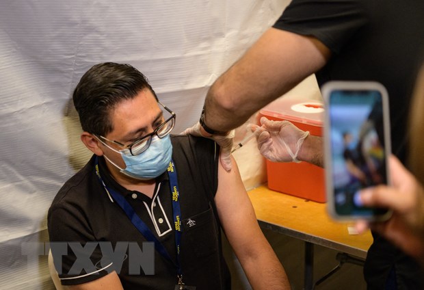 Nhân viên y tế tiêm vaccine ngừa COVID-19 cho người dân tại New York, Mỹ ngày 12-5-2021. (Ảnh: AFP/TTXVN)