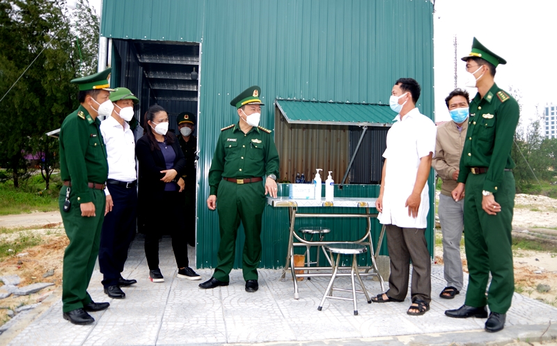 Đại tá Trịnh Thanh Bình, Chỉ huy trưởng BĐBP tỉnh (giữa) và đồng chí Mai Văn Minh, Giám đốc Sở NN-PTNT tỉnh (thứ 2 từ trái sang) kiểm tra tổ kiểm soát phòng, chống dịch Đồn Biên phòng Nhật Lệ và lực lượng phối hợp.