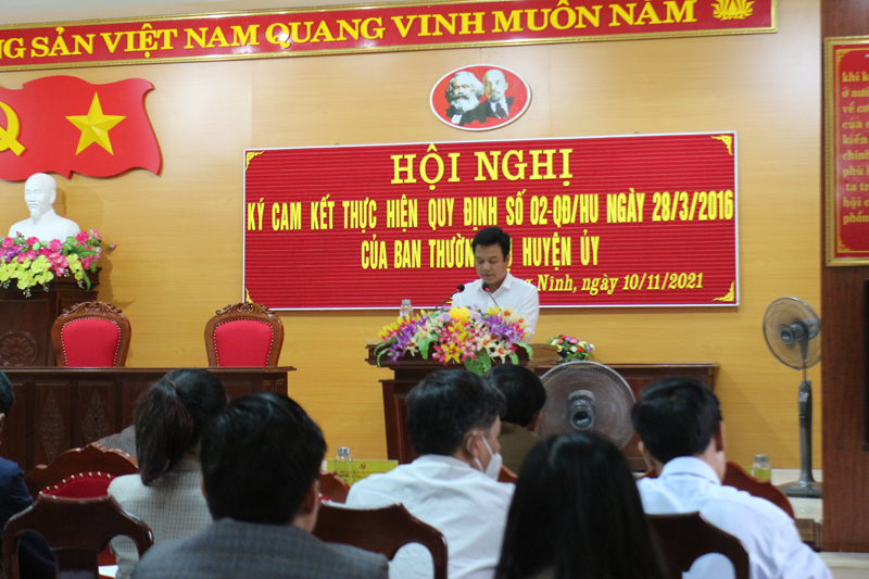 Đồng hí Trần Quố Tuấn, Tỉnh ủy vien, Bí thư Huyện ủy phát biểu kết luận hội nghị.
