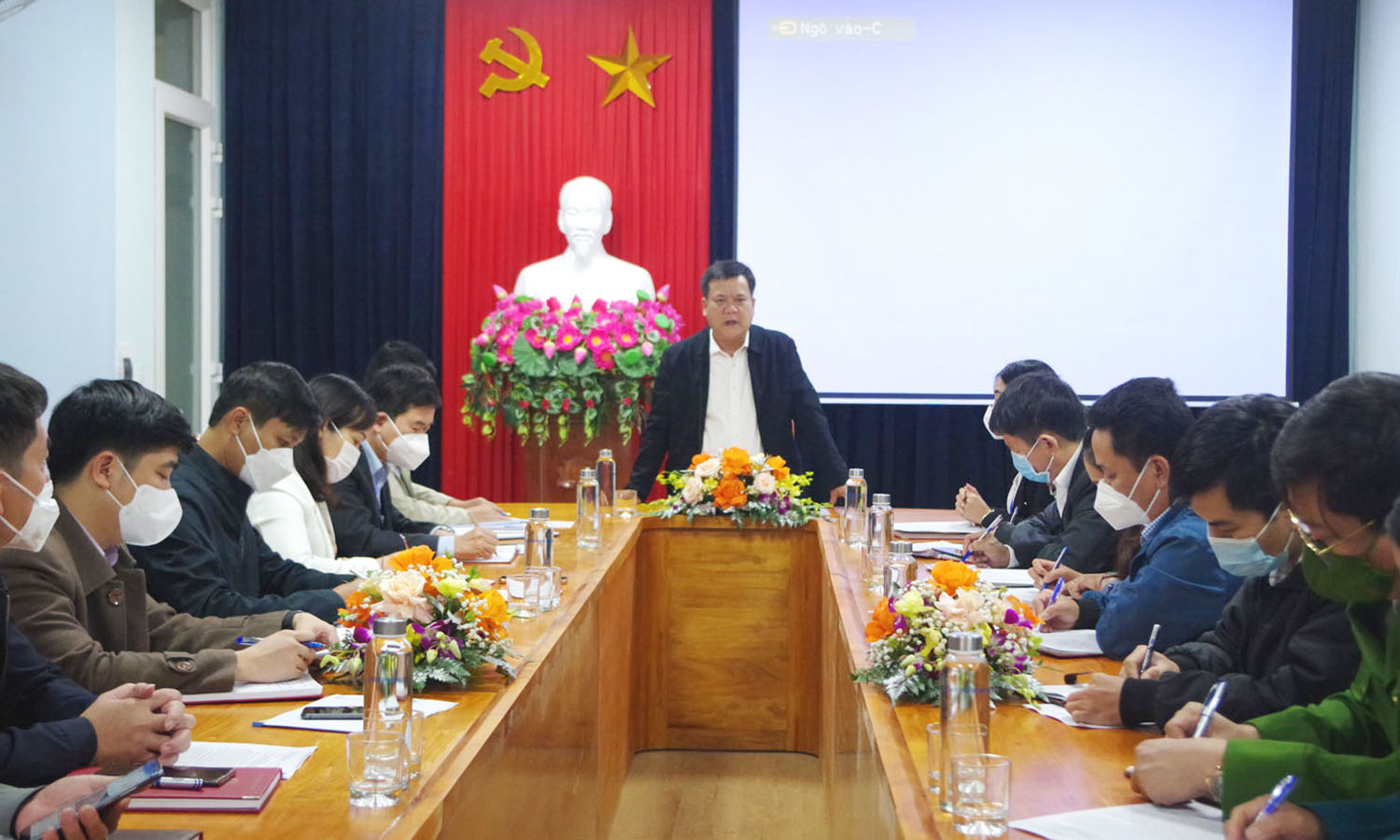 Đồng chí Bí thư Thành ủy Đồng Hới Trần Phong chủ trì buổi làm việc với Đảng ủy phường Đồng Phú.