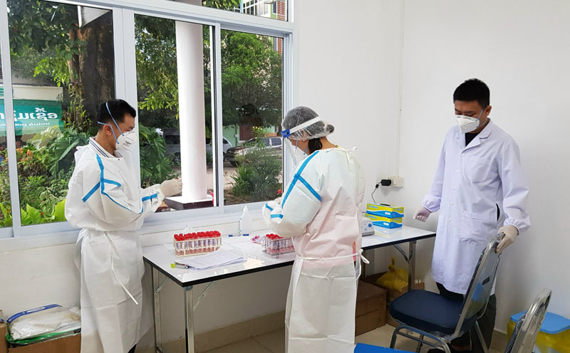 Đoàn công tác tỉnh Quảng Bình thực hiện xét nghiệm mỗi ngày từ 500-700 mẫu đơn.