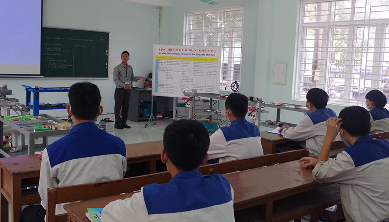  Thầy Lê Thanh Sơn, Trường CĐ Kỹ thuật Công-Nông nghiệp tập trung luyện giảng để tham gia hội giảng. 