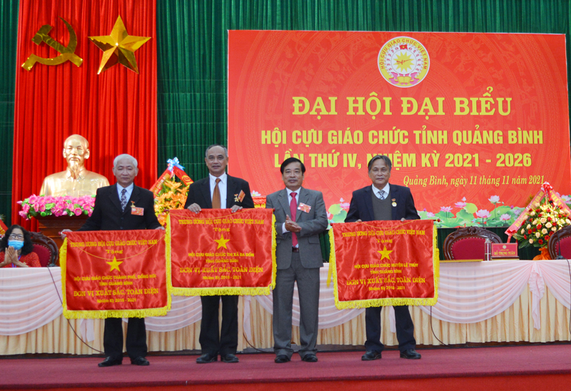 Thừa ủy quyền của Chủ tịch Hội CGC Việt Nam, Chủ tịch Hội CGC tỉnh Phan Xuân Luật trao cờ thi đua cho các tập thể.  