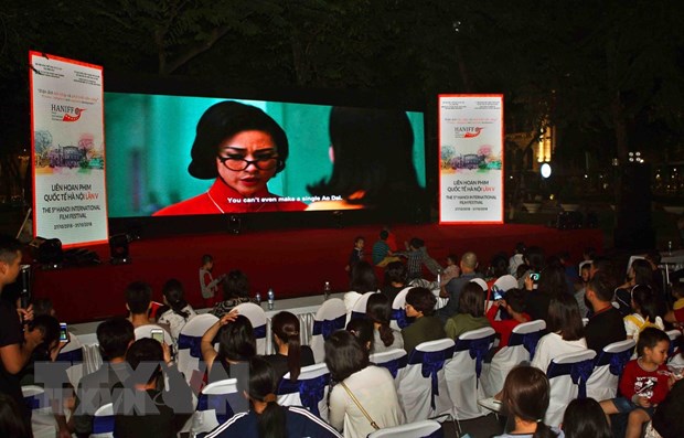 Khán giả xem phim Cô Ba Sài Gòn chiếu ngoài trời trong Liên hoan phim Việt Nam lần 21, tổ chức năm 2020. (Ảnh minh họa: Thanh Tùng/TTXVN)