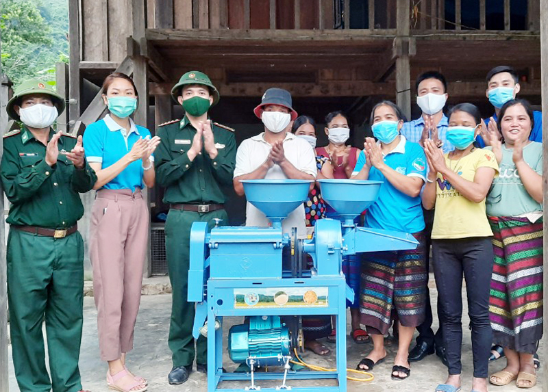  Đồn Biên phòng Làng Mô phối hợp với đơn vị tài trợ tặng máy xay nghiền đa năng cho người Vân Kiều xã Trường Sơn (Quảng Ninh).