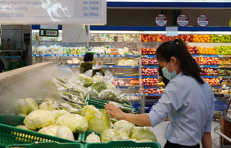Nhiều người tiêu dùng lựa chọn mua hàng hóa ở siêu thị để được bình ổn giá.