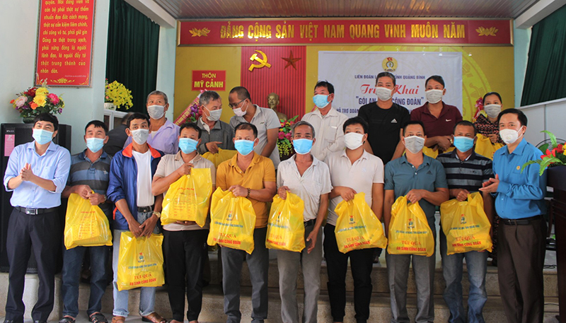 Lãnh đạo LĐLĐ tỉnh trao gói quà an sinh công đoàn cho các đoàn viên NĐNC xã Bảo Ninh (TP. Đồng Hới) gặp khó khăn do ảnh hưởng của dịch Covid-19. 