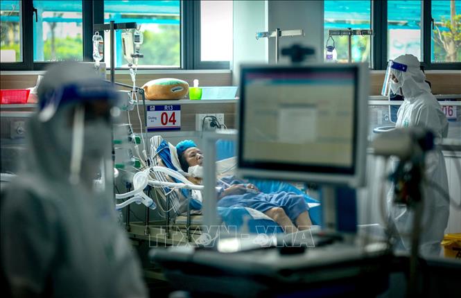 Đầu tháng 9-2021, Bệnh viện dã chiến Đại học Y Hà Nội với 500 giường điều trị bệnh nhân COVID-19 đi vào hoạt động, góp phần nâng cao năng lực thu dung, điều trị bệnh nhân. Ảnh minh họa: Minh Quyết/ TTXVN