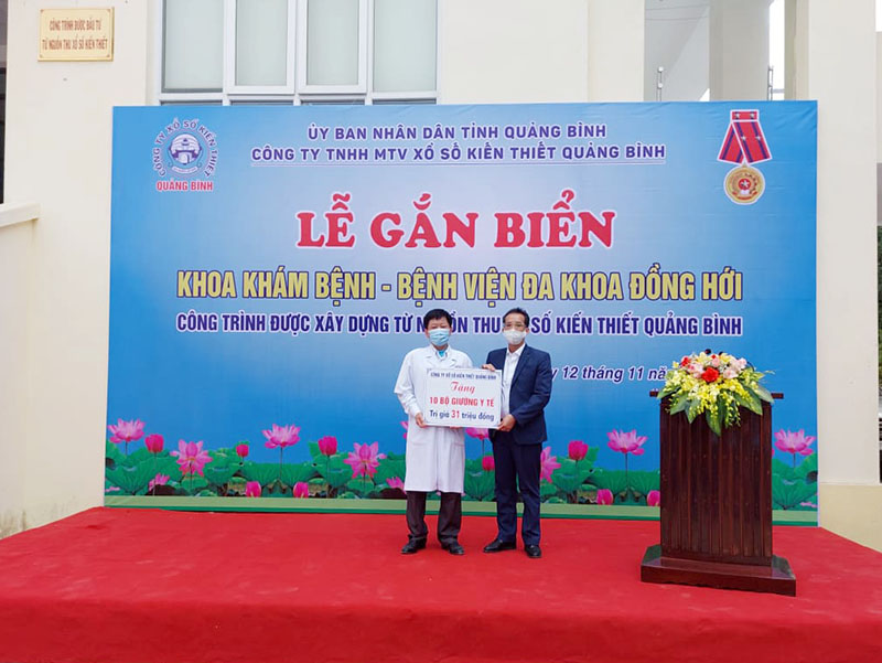 Công ty Xổ số Kiến thiết Quảng Bình trao tặng 10 bộ giường bệnh cho Bệnh viện Đa khoa TP Đồng Hới