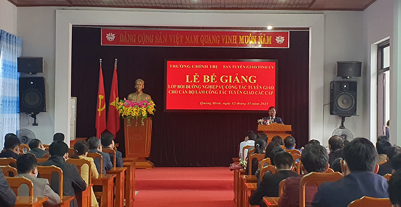 Đồng chí Trưởng ban Tuyên giáo Tỉnh ủy Cao Văn Định phát biểu tại lễ bế giảng