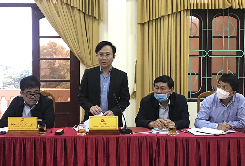 Đồng chí Phó Chủ tịch HĐND tỉnh Hoàng Xuân Tân thảo luận tại buổi làm việc.