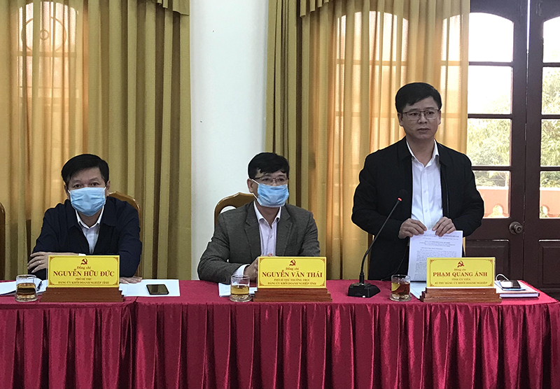 Đồng chí Bí thư Đảng ủy Khối DN Phạm Quang Ánh  nêu những kiến nghị, đề xuất với Tỉnh ủy, UBND tỉnh.