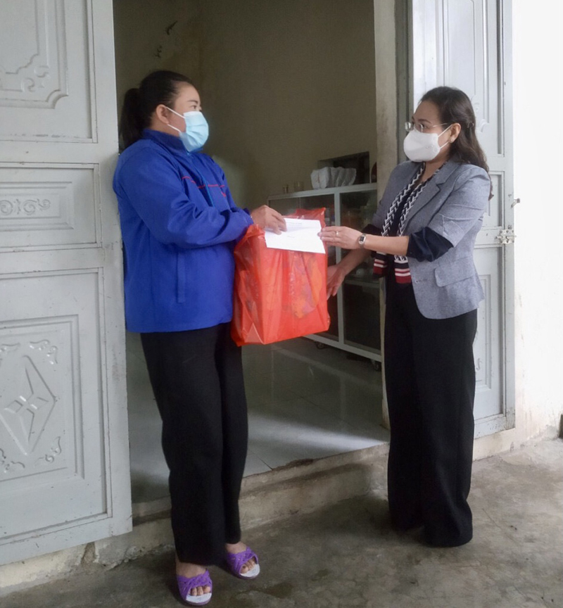 Đồng chí Chủ tịch Ủy ban MTTQVN tỉnh Phạm Thị Hân tặng quà hộ gia đình có hoàn cảnh khó khăn tại huyện Quảng Trạch.