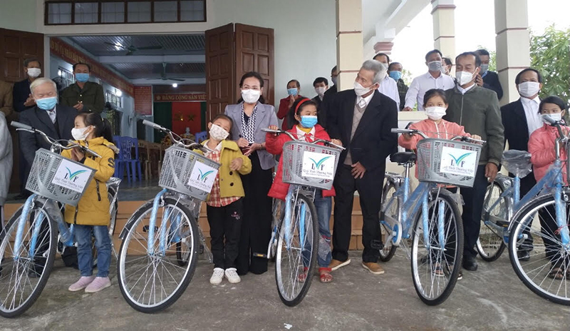 Đồng chí Chủ tịch Ủy ban MTTQVN tỉnh tặng xe đạp cho học sinh có hoàn cảnh khó khăn tại khu dân cư Đông Dương.