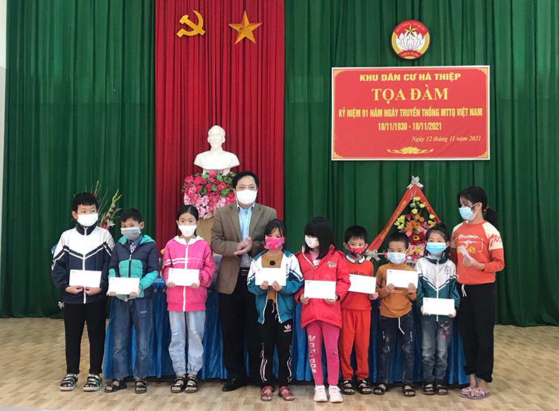 Đại diện lãnh đạo Ủy ban MTTQVN tỉnh tặng quà cho học sinh vượt khó tại khu dân cư Hà Thiệp
