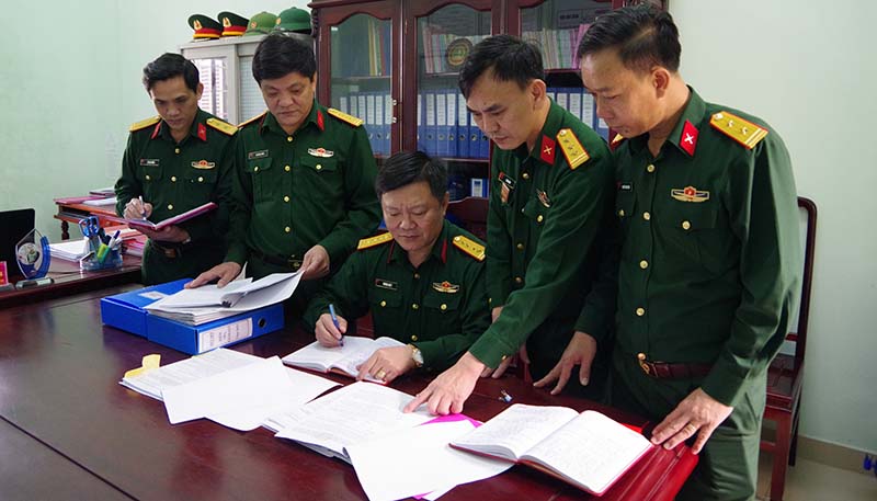 Đoàn kiểm tra của UBKT Đảng ủy Quân sự tỉnh thẩm tra hồ sơ công tác KT, GS của Đảng ủy cơ sở Phòng Kỹ thuật (Ảnh chụp trước khi dịch Covid-19 bùng phát).