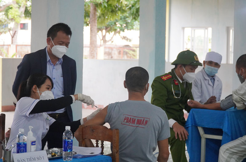 CDC Quảng Bình tiêm vắc xin phòng Covid-9 cho phạm nhân tại Trại giam Đồng Sơn. 