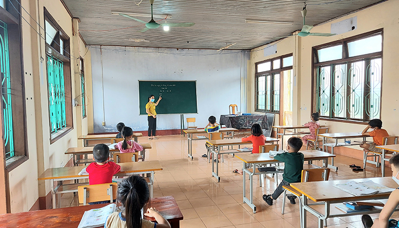 Lớp học trực tiếp của cô giáo Phan Thị Thảo Quyên và học sinh lớp 1C trong khu cách ly tập trung