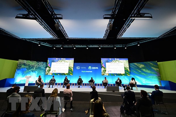 Các đại biểu tại một phiên thảo luận trong khuôn khổ Hội nghị lần thứ 26 Các bên tham gia Công ước khung của Liên hợp quốc về biến đổi khí hậu (COP26) tại Glasgow, Anh, ngày 5-11-2021. (Ảnh: AFP/TTXVN)