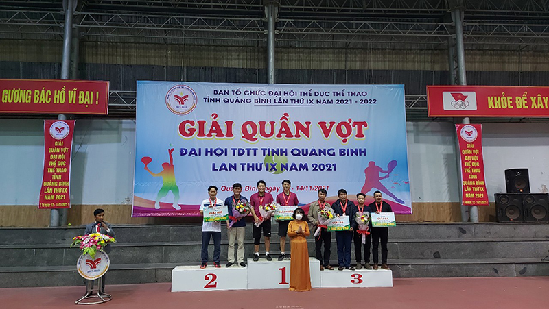 Ban tổ chức trao giải nhất cho các vận động viên thi đấu ở nội dung đôi nam lãnh đạo. 