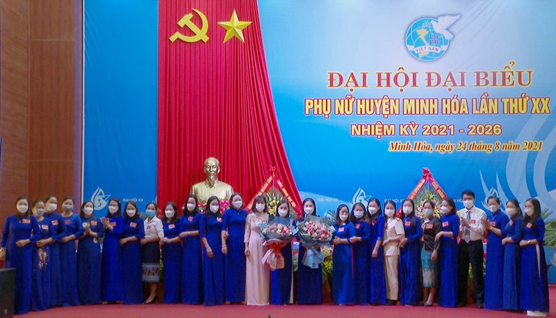 Lãnh đạo Hội LHPN tỉnh tặng hoa chúc mừng BCH Hội LHPN huyện Minh Hóa, nhiệm kỳ 2021-2026.