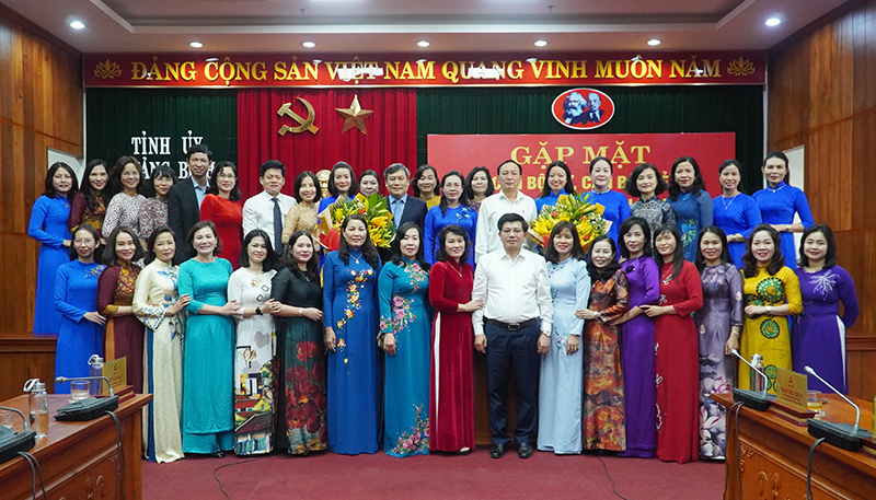 Các đồng chí lãnh đạo tỉnh gặp mặt cán bộ nữ tháng 3-2021. 