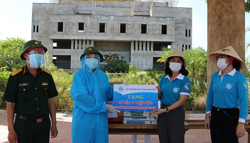  Hội LHPN tỉnh tặng quà cho phụ nữ mang thai và trẻ em đang thực hiện cách ly tập trung ở phường Phú Hải (TP. Đồng Hới).