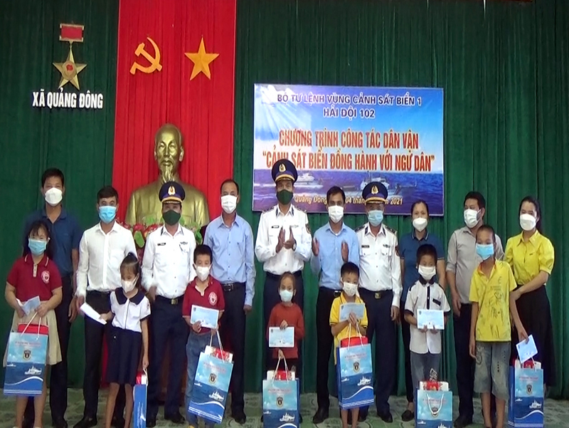 Hải đội 102 tặng quà cho học sinh nghèo học giỏi của xã Quảng Đông (Quảng Trạch).