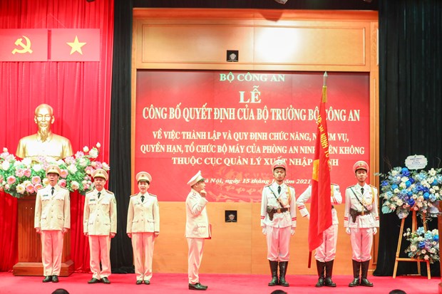 Trung tá Phan Huy Văn - Trưởng phòng An ninh trên không làm lễ tuyên thệ. (Ảnh: Phạm Kiên/TTXVN)