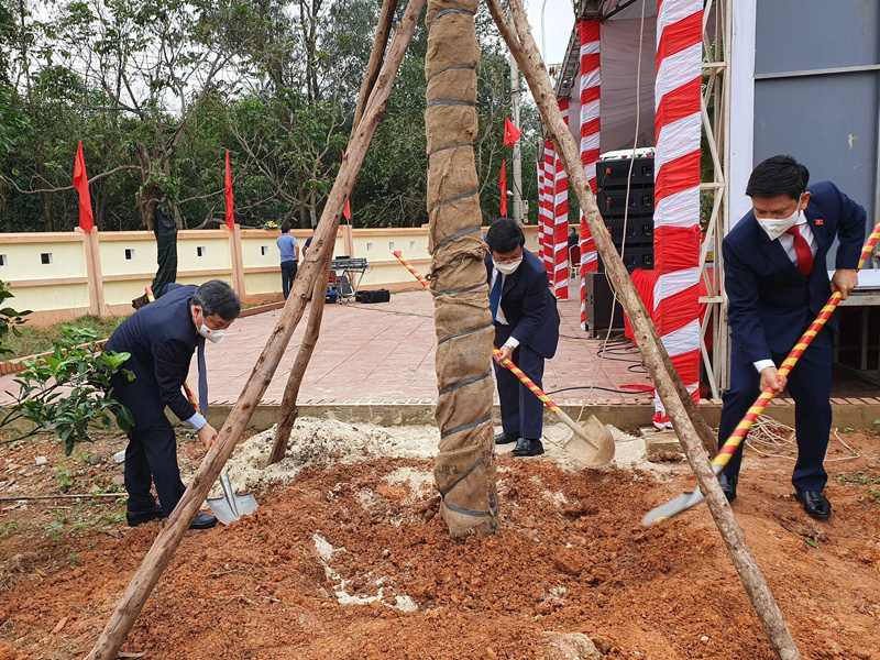 Đồng chí Bí thư Tỉnh ủy và các đại biểu trồng cây lưu niệm tại miếu Thần Hoàng