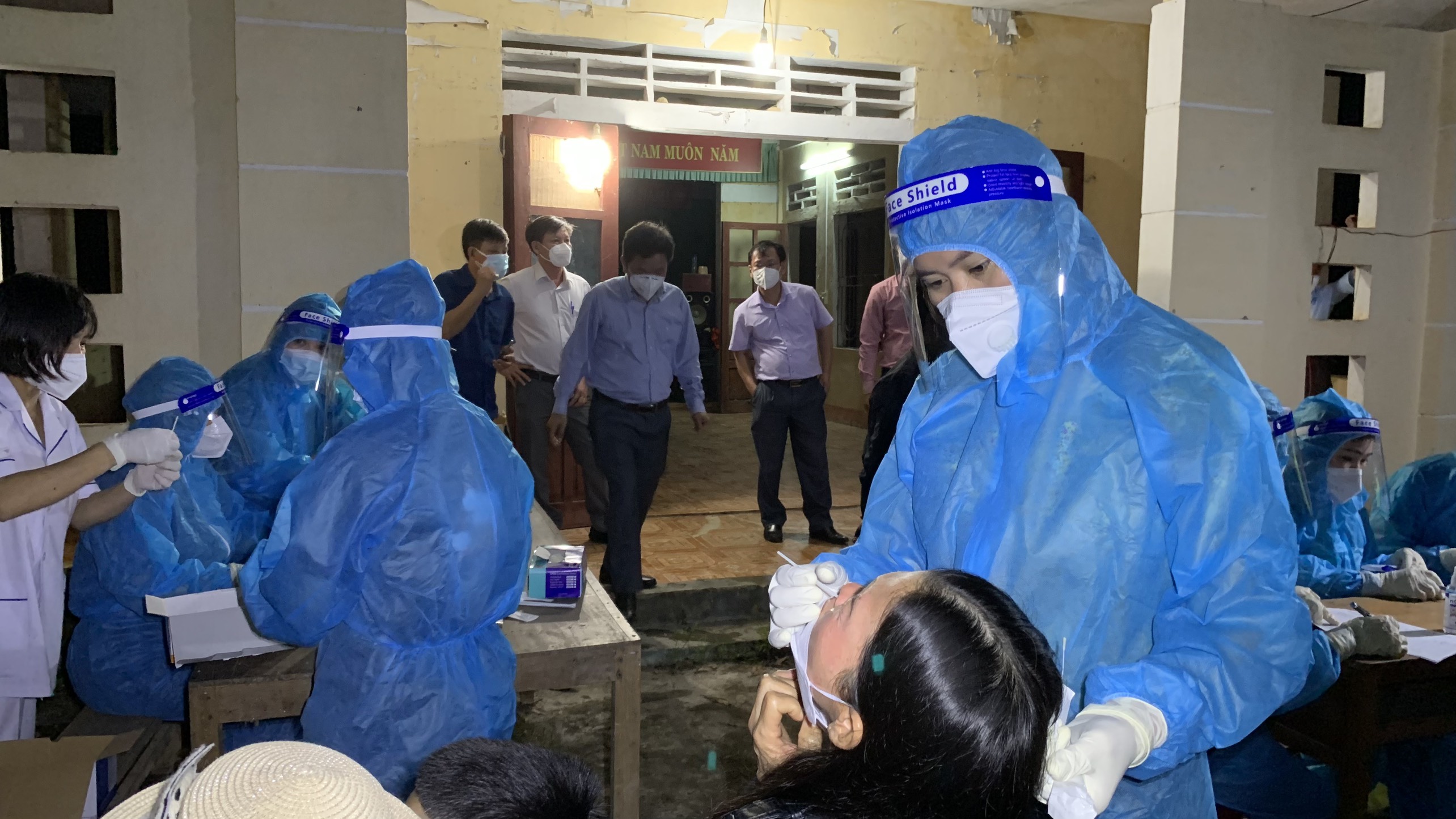 Lực lượng y tế huyện Minh Hóa lấy mẫu xét nghiệm SARS-CoV-2 cho người dân ở thị trấn Quy Đạt.