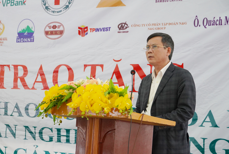 Đồng chí Chủ tịch UBND tỉnh Trần Thắng phát biểu tại lễ trao tặng áo phao cứu sinh đa năng cho ngư dân