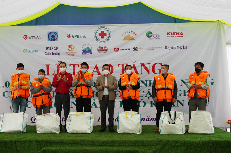 Đại diện lãnh đạo Trung ương Hội Chữ thập đỏ Việt Nam và nhà tài trợ trao tặng áo phap cho ngư dân.