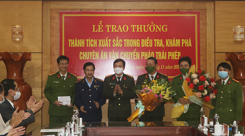 Đại tá Nguyễn Tiến Nam, Ủy viên Ban Thường vụ Tỉnh ủy, Giám đốc Công an tỉnh thưởng nóng cho Ban chuyên án 1121-P với giá trị phần thưởng 10 triệu đồng.