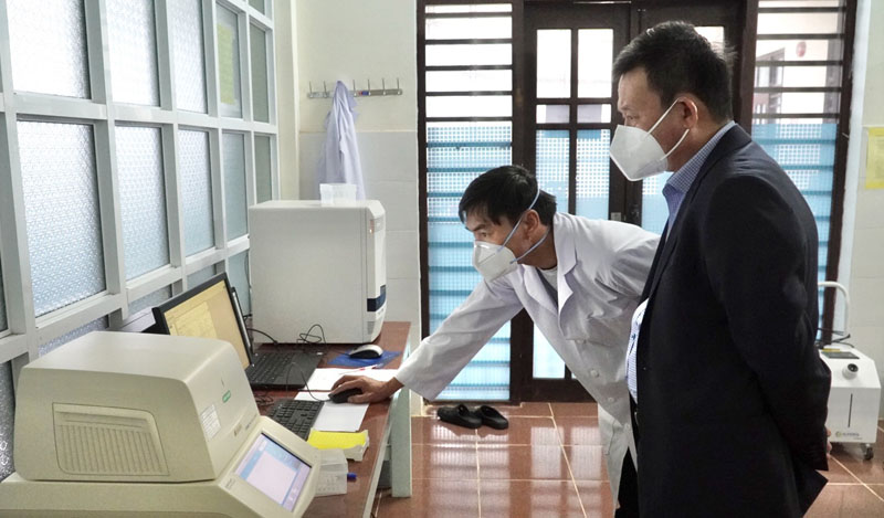 Lãnh đạo CDC Quảng Bình kiểm tra công tác vận hành phòng  xét nghiệm tại huyện Minh Hóa vào chiều 15-11.