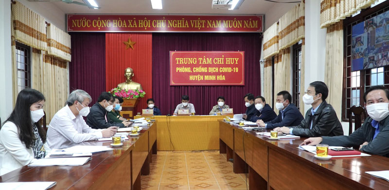 Lãnh đạo huyện Minh Hóa cùng CDC Quảng Bình họp trực tuyến với Ban Chỉ đạo phòng, chống dịch Covid-19 tỉnh chiều 15-11.