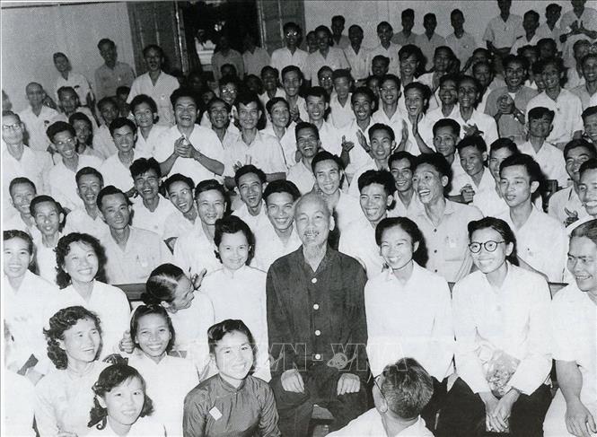 Chủ tịch Hồ Chí Minh với các đại biểu dự Đại hội lần thứ III những người viết báo Việt Nam (8-9-1962). Ảnh: Tư liệu TTXVN
