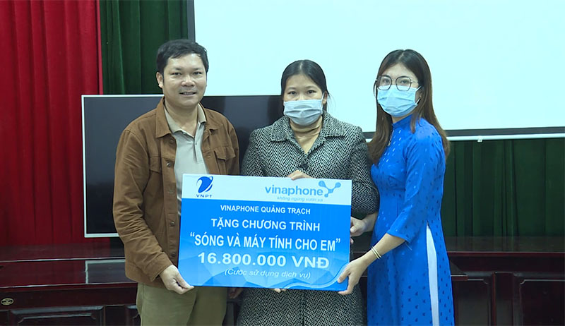 Vinanphon Quảng Trạch trao tặng sim 4G cho các em học sinh thông qua đại diện các trường.