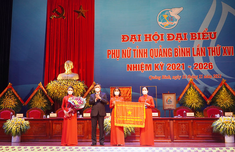 Đồng chí Chủ tịch UBND tỉnh Trần Thắng trao cờ thi đua của Thủ tướng Chính phủ cho Hội LHPN tỉnh.