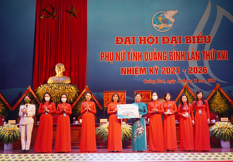 Đồng chí Phó Chủ tịch Ủy ban Trung ương Hội LHPN Việt Nam Trần Thị Hương trao quà cho trẻ em bị ảnh hưởng bởi dịch bệnh Covid-19.