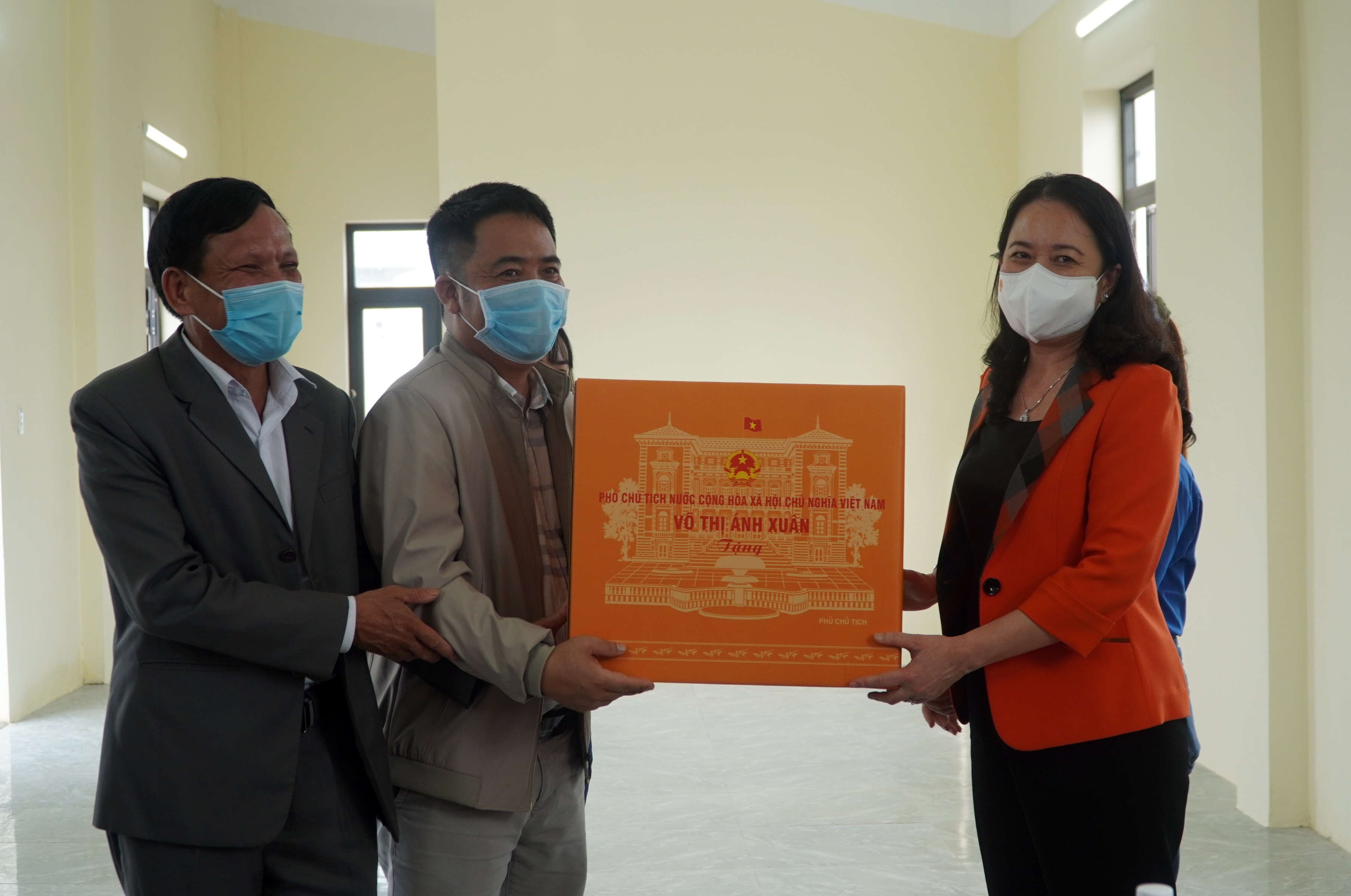 Đồng chí Phó Chủ tịch nước Võ Thị Ánh Xuân tặng quà cho bà con thôn Vinh Quang, xã Sơn Thủy.