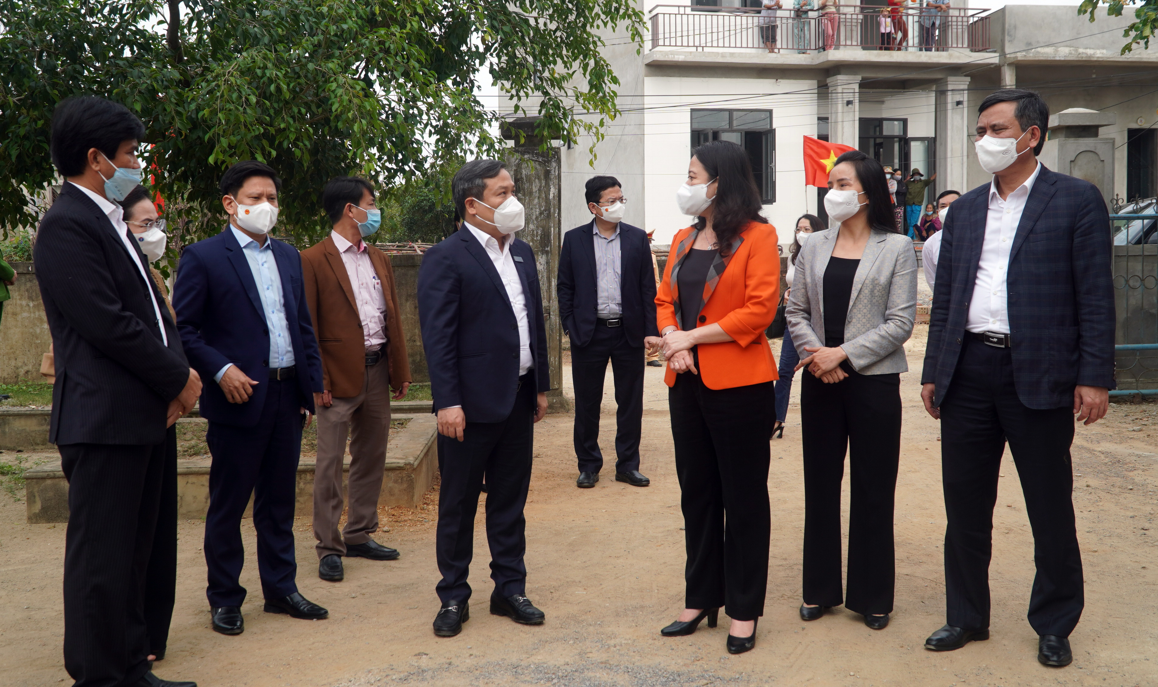 Đồng chí Phó Chủ tịch nước Võ Thị Ánh Xuân kiểm tra mô hình nhà chống lũ và thăm bà con thôn Vinh Quang, xã Sơn Thủy.