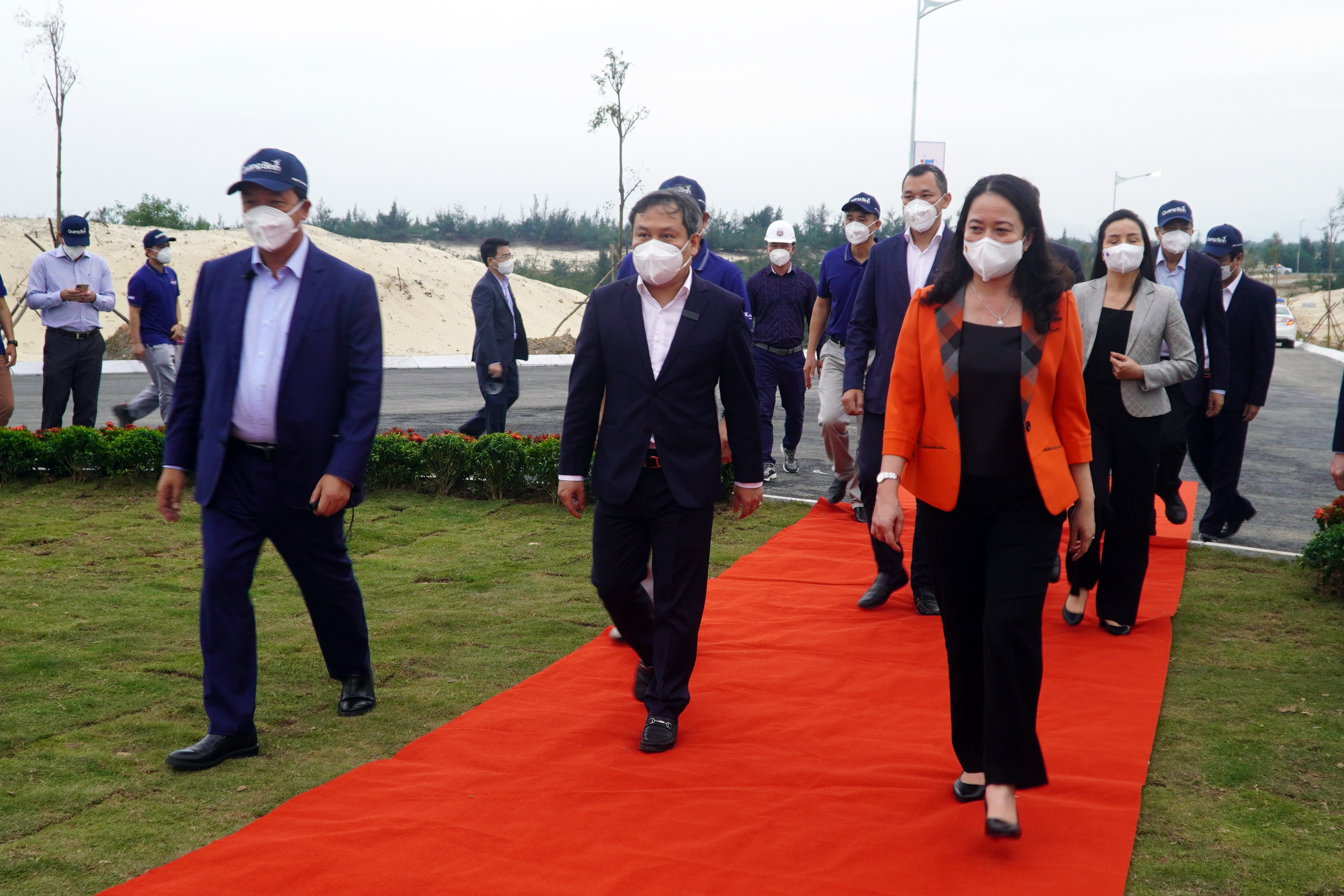 Đồng chí Phó Chủ tịch nước Võ Thị Ánh Xuân và đoàn công tác thăm cụm trang trại điện gió B&T.  