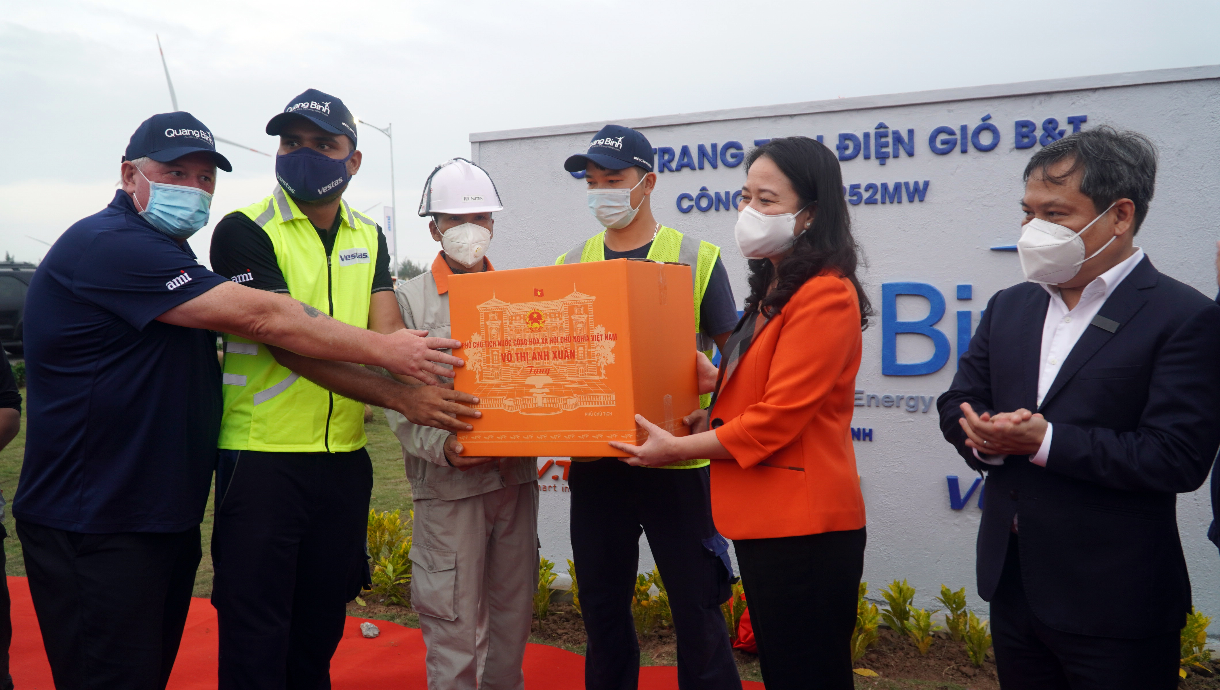 Đồng chí Phó Chủ tịch nước Võ Thị Ánh Xuân tặng qùa cán bộ, công nhân Cụm trang trại điện gió B&T.  
