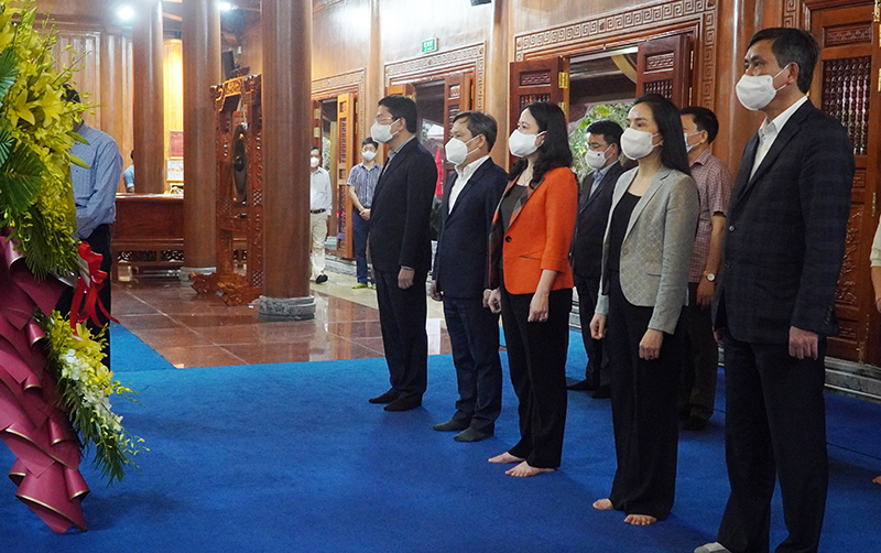 Đồng chí Phó Chủ tịch nước Võ Thị Ánh Xuân và đoàn công tác dâng hương tại Đền thờ Bác Hồ và các anh hùng liệt sỹ.